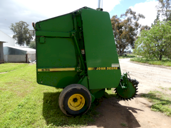 John Deere 535 Round Baler