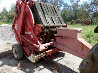 Hesston 5800 Round Baler