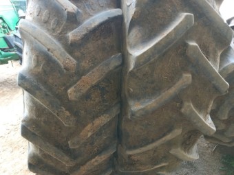 John Deere 480/80 R46 Outer Duals