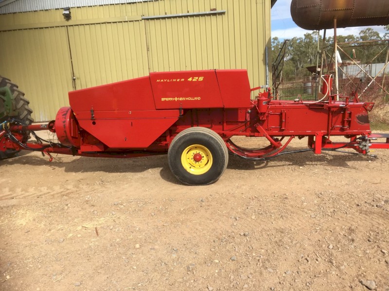 New Holland Small Baler with Accumulator and 20 Bale Grab