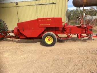 New Holland Small Baler with Accumulator and 20 Bale Grab