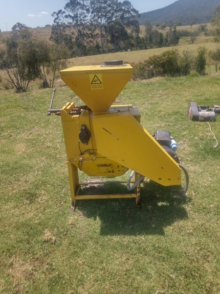 9 inch Roller Mill with Auger and Bin