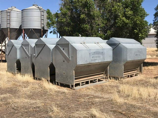UNIVERSAL 4200L FEEDERs ( x 10)