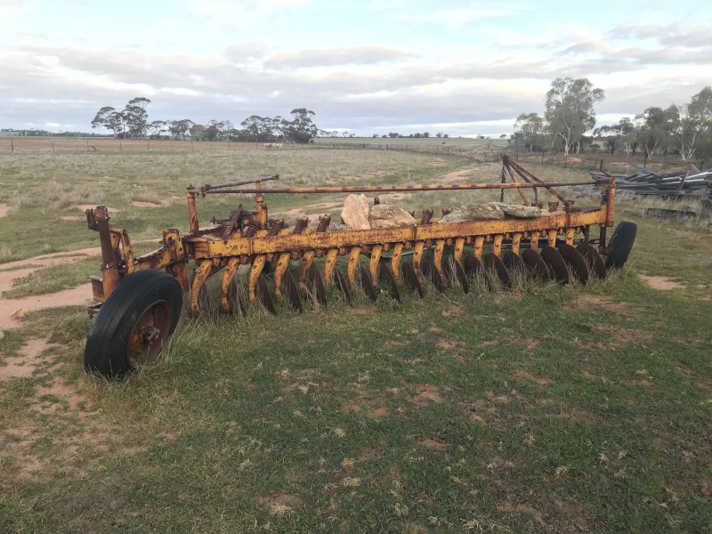 CHAMBERLAIN 18 DISC PLOUGH