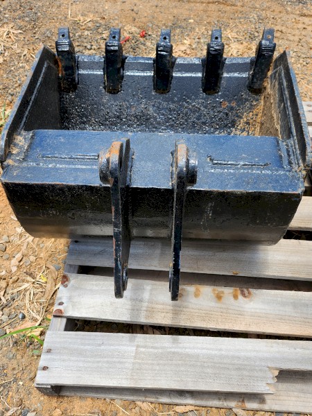 Bucket 5 tooth Suit 3-8 ton excavator or bobcat