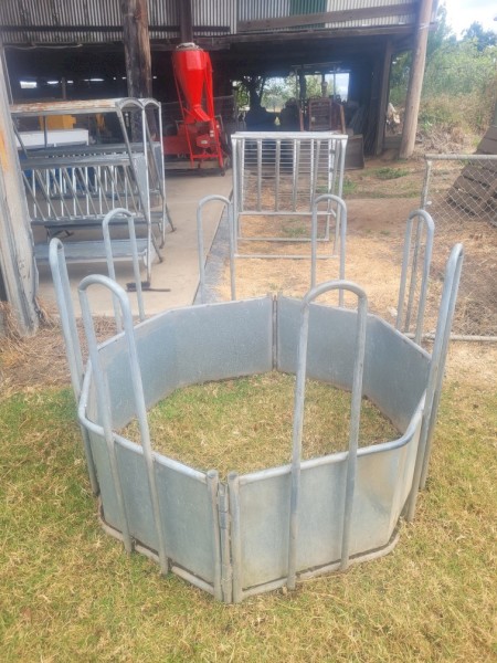 Horse or cattle hay bale feeder