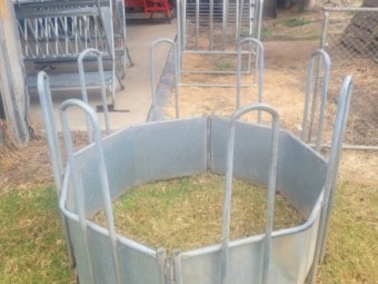 Horse or cattle hay bale feeder