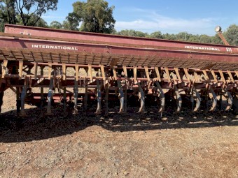 International 511 24 run combine 