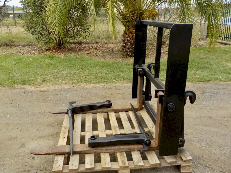 Heavy Duty Front End Loader 2500kg Pallet Fork/Hay Fork Combo Attachment