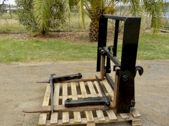 Heavy Duty Front End Loader 2500kg Pallet Fork/Hay Fork Combo Attachment