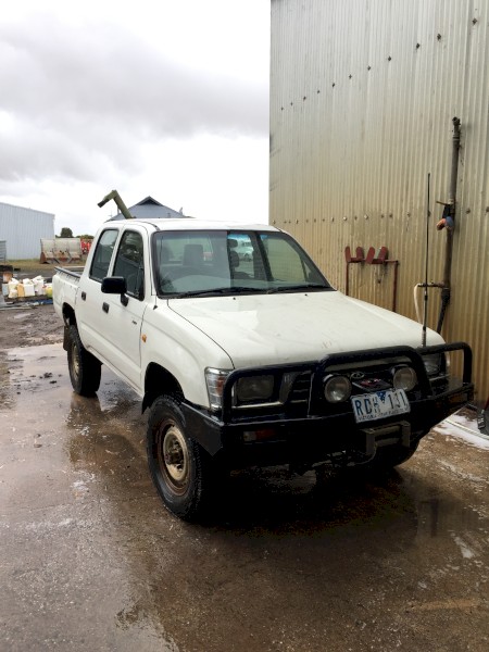 1999 Toyota Hilux tub ute