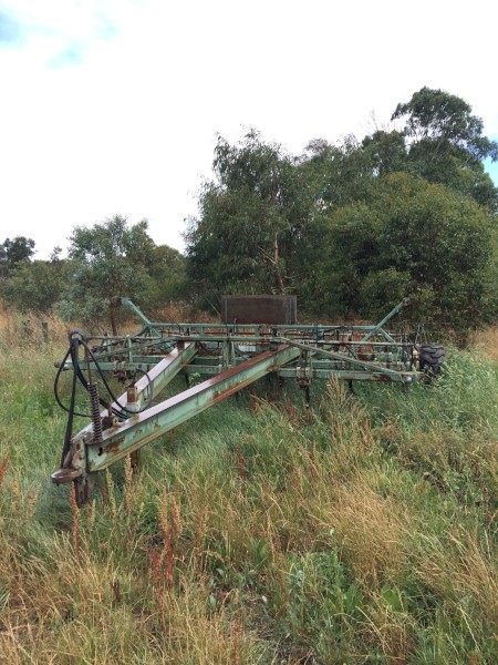 John Shearer 21 tyne scarifier with hydraulic break aways