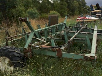 John Shearer 21 tyne scarifier with hydraulic break aways