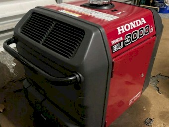 3000 Honda Inverter Gasoline Portable Generator With Extras!!!!
