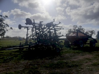 Flexicoil ST820 and Concord 2300 Airseeder