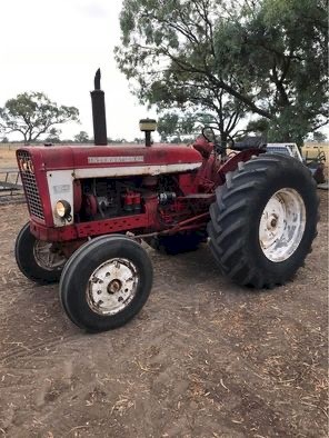 1970 McCormick International 564 Tractor