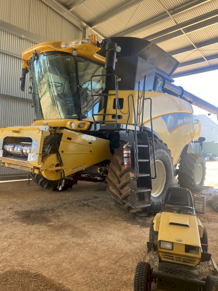 2011 New Holland CR9080 with Fronts