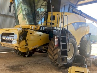 2011 New Holland CR9080 with Fronts
