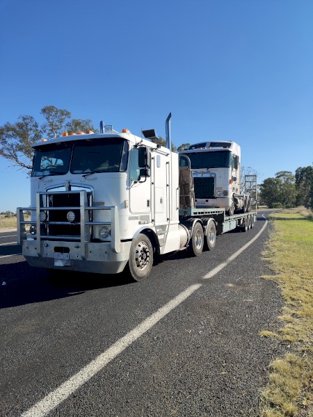 Kenworth K100 E with Haulmark Drop Deck Trailer