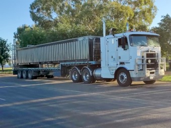 Kenworth K100 E with Haulmark Drop Deck Trailer
