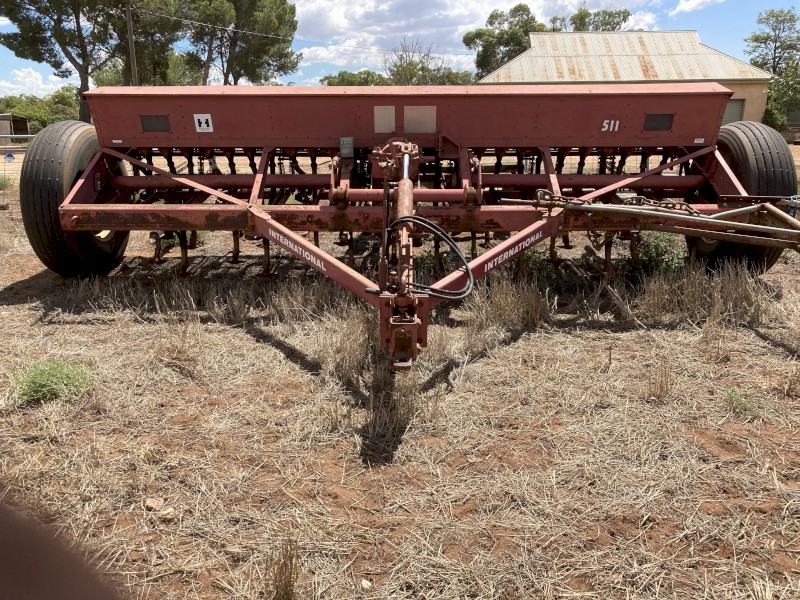 International 511 28 row Combine