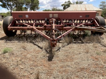 International 511 28 row Combine