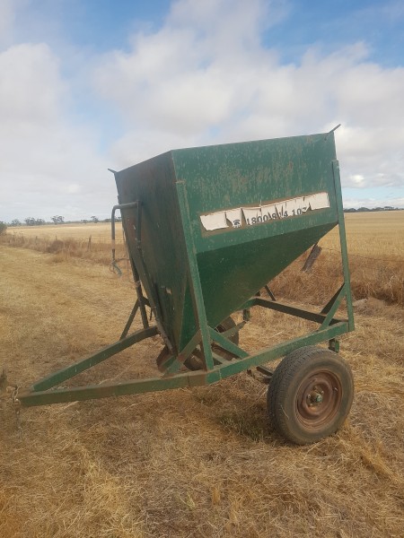 Towable grain feeder 