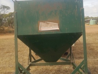 Towable grain feeder 