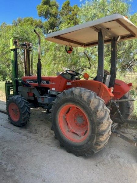 Kubota Tractor M6030 with forklift