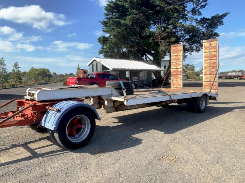 Two axle tag / dog trailer