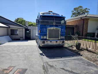 1996 kenworth k104b c15 cat and 1999 hamlex tri axle chassie tipper 