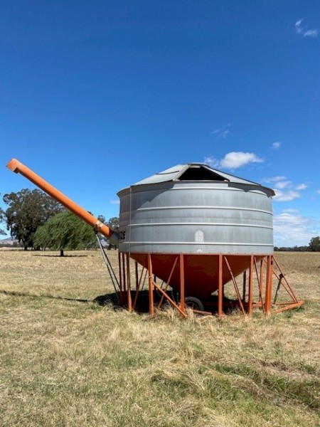 SHERWELL FIELD BIN WITH AUGER 