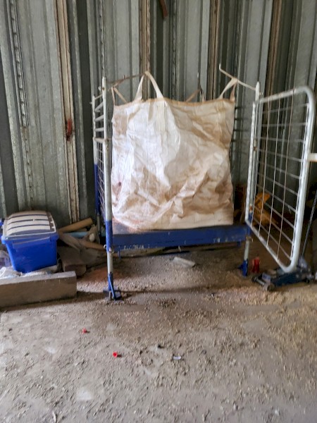 Bulk bag safety cage