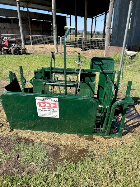 Arrow Rapid Sheep Handler