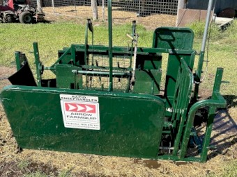 Arrow Rapid Sheep Handler