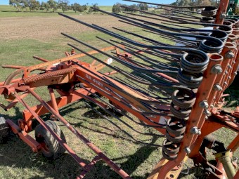 Kuhn rotary tedder rake