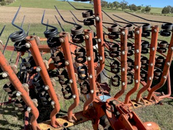 Kuhn rotary tedder rake