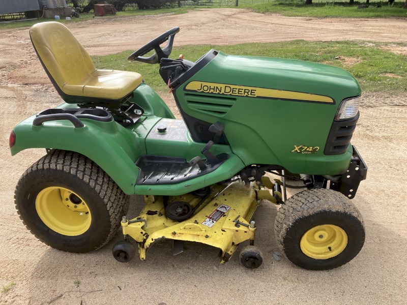 John Deere X740