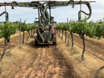 Silvan 2000 litre airblast vine sprayer with Nobili Oktopus 2 row sprayer.