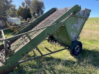 Chicken manure lifter 