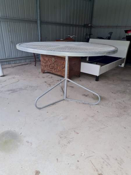 Round metal wool table