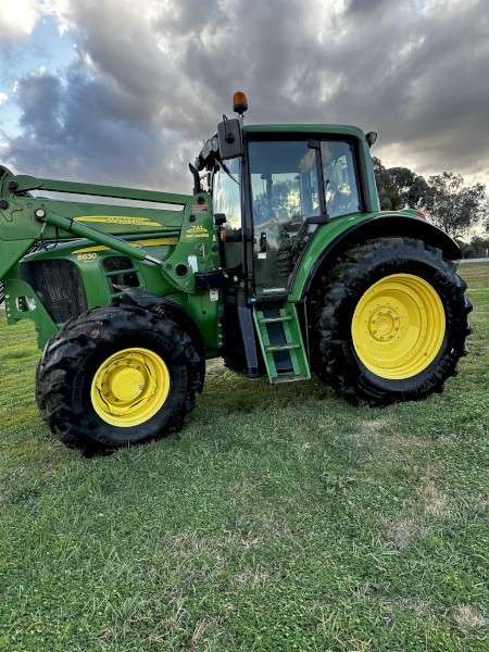 JOHN DEERE 6630 Premium Tractor 130 HP