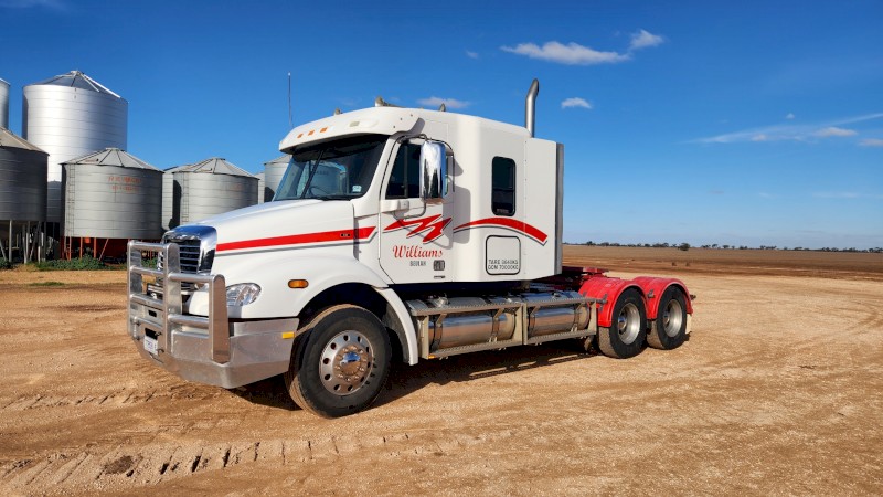 2006 Freightliner Columbia CAT C12 Prime Mover