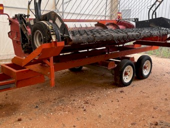 Case IH 2016 Pick Up Front with Trailer