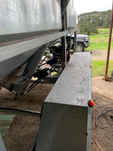 PATON FEED OUT TRAILER: 3.0 TONNE, FEEDKING. AS NEW!!!!