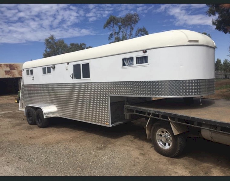 Isuzu Truck and Horse Gooseneck 