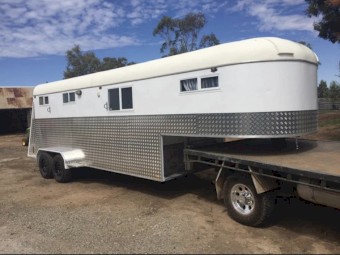 Isuzu Truck and Horse Gooseneck 