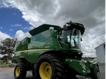 2015 John Deere S670 Combine and 635D Front and Trailer