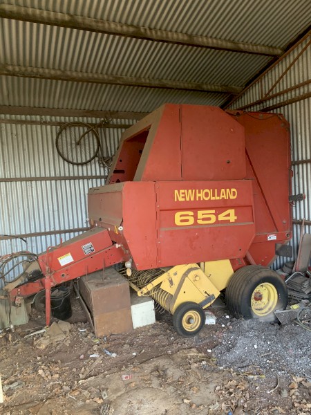 New Holland 654 Round baler