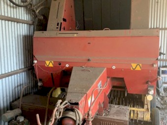 New Holland 654 Round baler